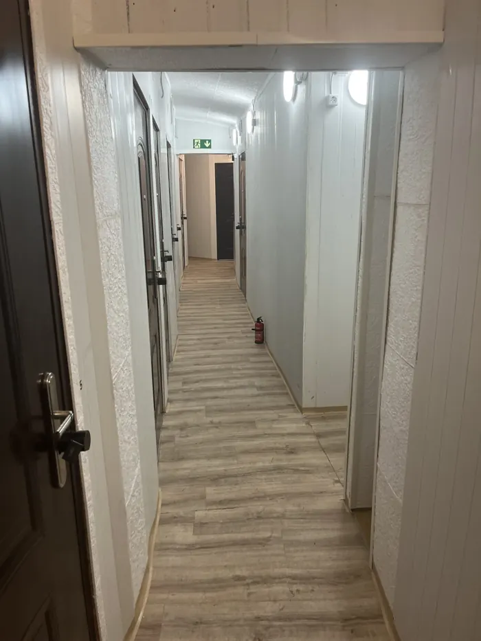 Felújított folyosó a tárolók előtt