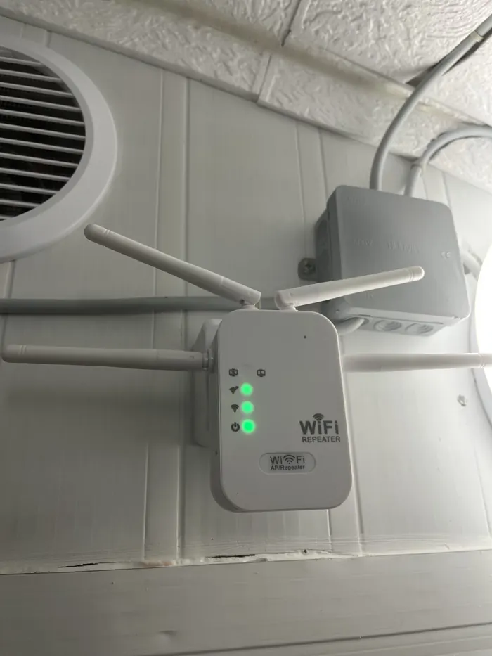 Szellőző és WiFi-jelismétlő a pincében