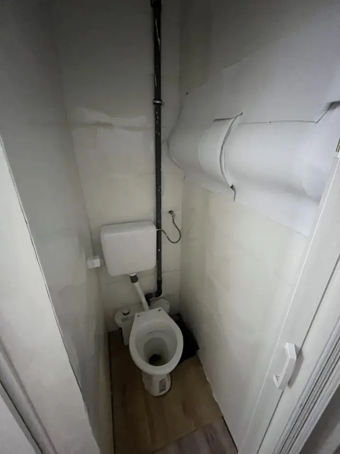 Közös WC a pincében